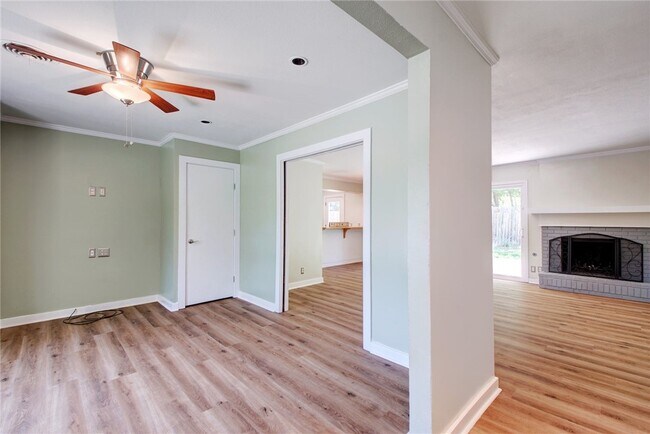 Building Photo - 900 Aurora Cir