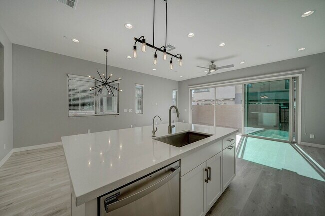 Primary Photo - 7439 E Conquistadores Dr