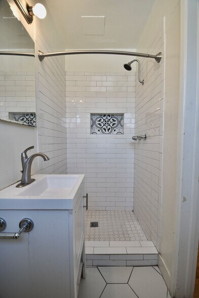 Building Photo - 5852 Hazeltine Ave