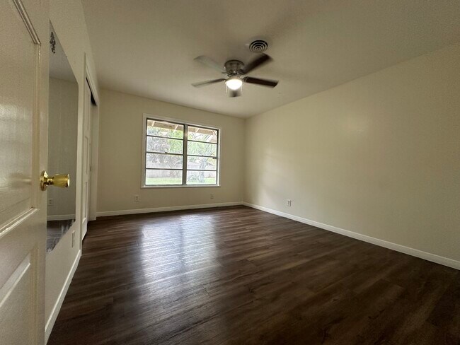 Building Photo - 711 E Locust Ave