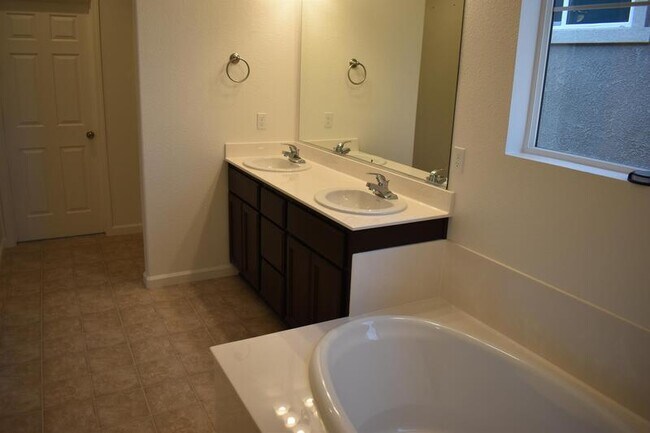 Building Photo - 1441 Bianchi Ln