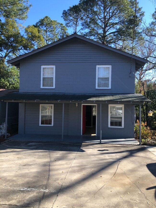 Building Photo - 2 Story Home Offering 3 bedrooms and 1 bath