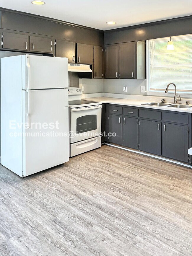 Building Photo - 3 Bed, 2 Bath Home with Off-Street Parking...