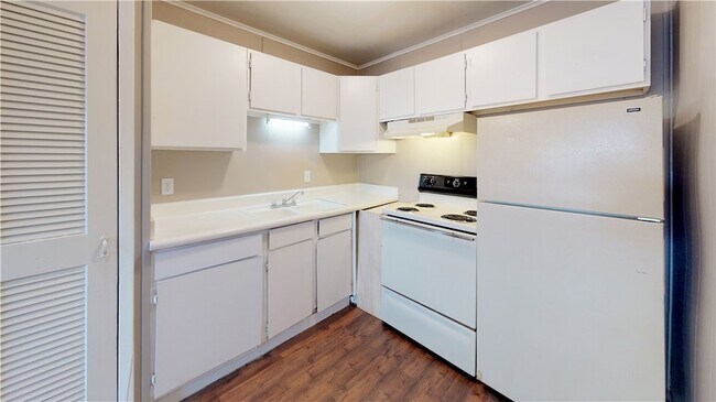 Building Photo - 204 Lynn Dr