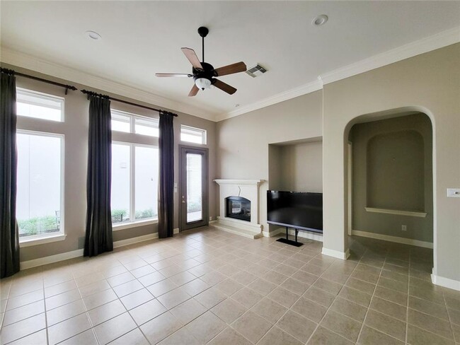 Building Photo - Luxury three bedroom with three and half b...