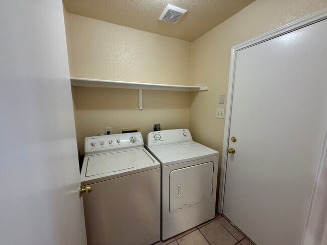 Building Photo - Beautiful 3 bedroom, 2 bathroom home in th...