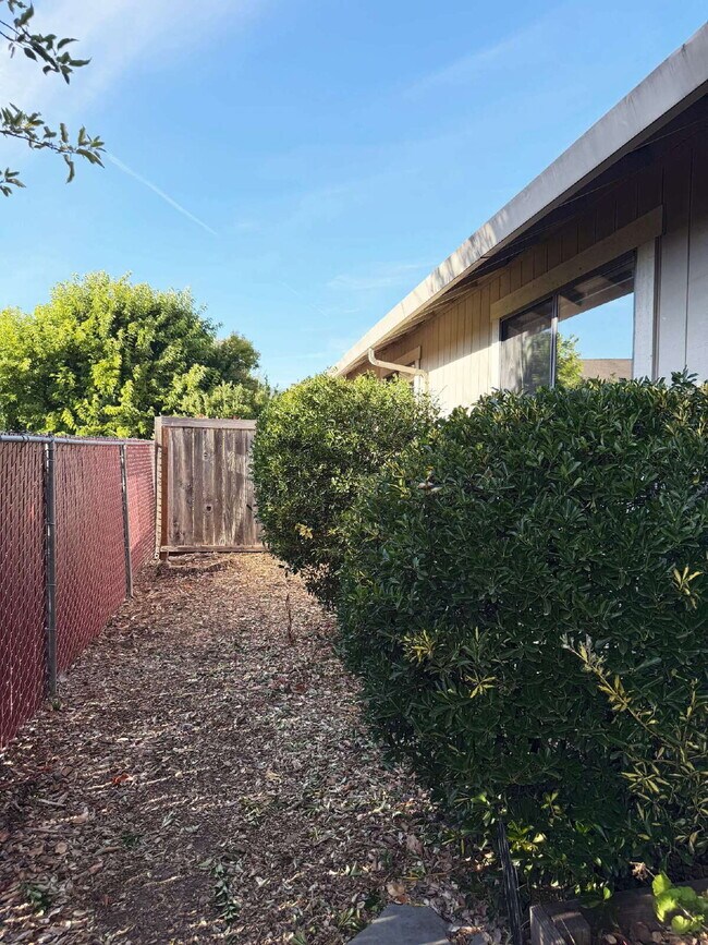 Building Photo - Single-Level Sonoma Living Less Than a Mile from the Historic Plaza