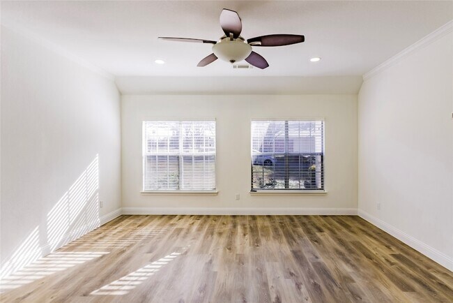 Building Photo - 1306 Lakeside Dr