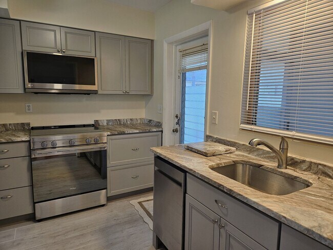 Building Photo - Annual Unfurnished 2 Bedroom, 2 Bath Duple...
