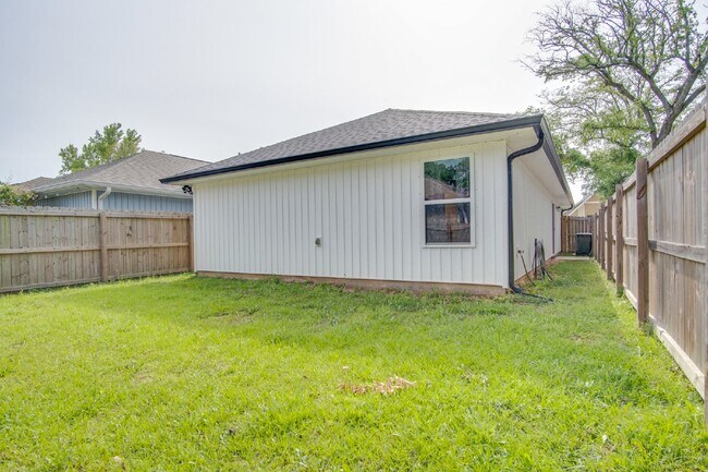 Building Photo - Beautiful 3-Bedroom, 2-Bath with 1-Car Garage, Open Floor Plan, Stainless Steel Appliances, and F...