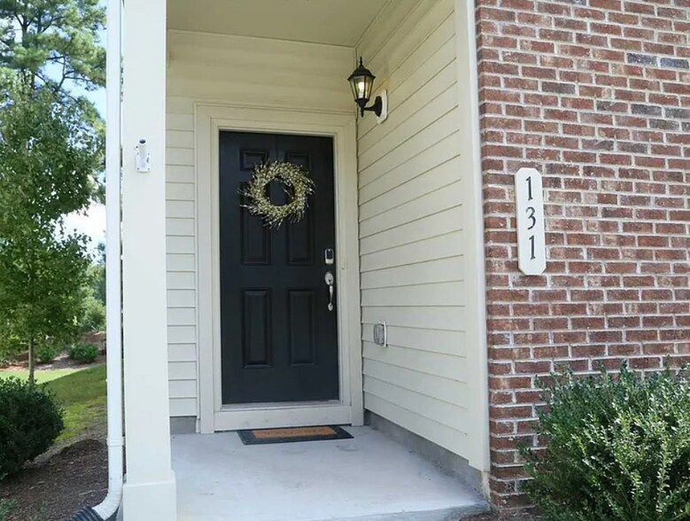 Building Photo - 131 Holly Berry Ln