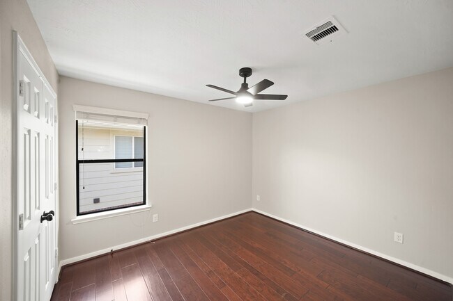 Building Photo - 714 Coggins Point Way