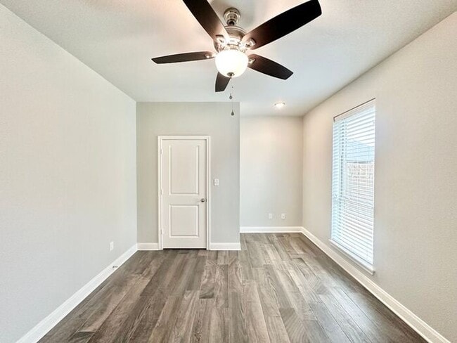 Building Photo - Available Now! Stunning 3 Bedroom 2 Bath i...