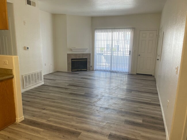 Building Photo - 2 Bedroom Condo!