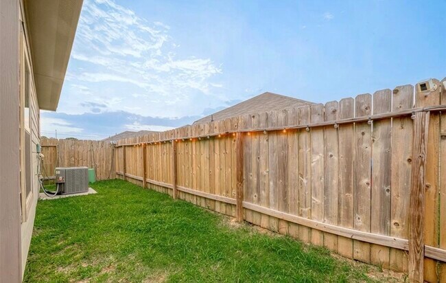 Building Photo - 6409 Hollock Meadows Ln
