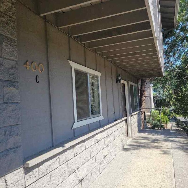 Building Photo - 400 NW Elm St