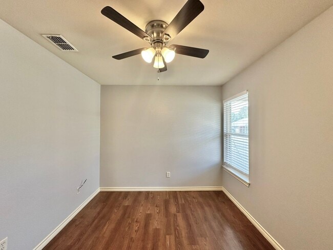 Building Photo - 2 Bedroom 2 Bath at Mansion Creek! Chapel Hill ISD!
