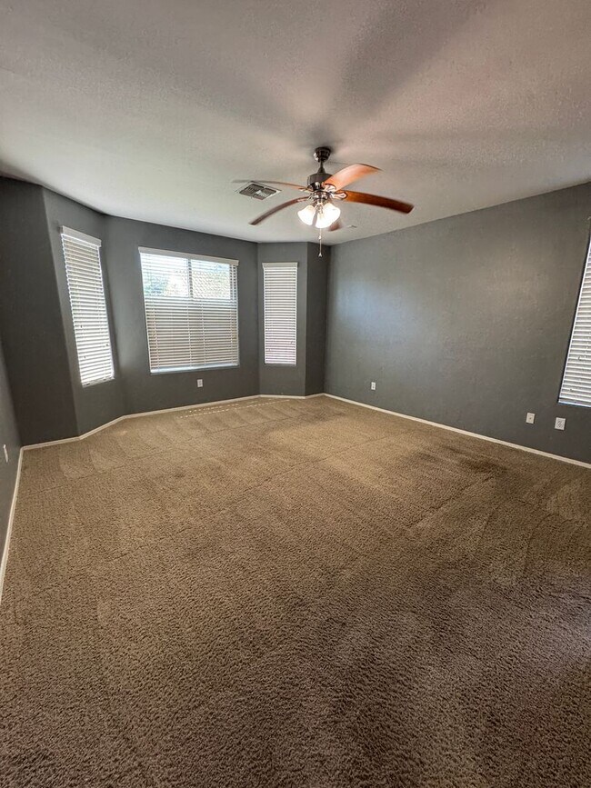 Building Photo - 4 bedroom 2 bath home