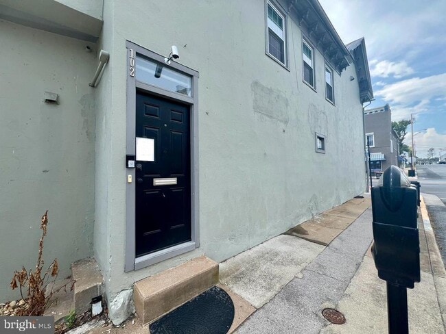 Primary Photo - 102 S Lawrence St