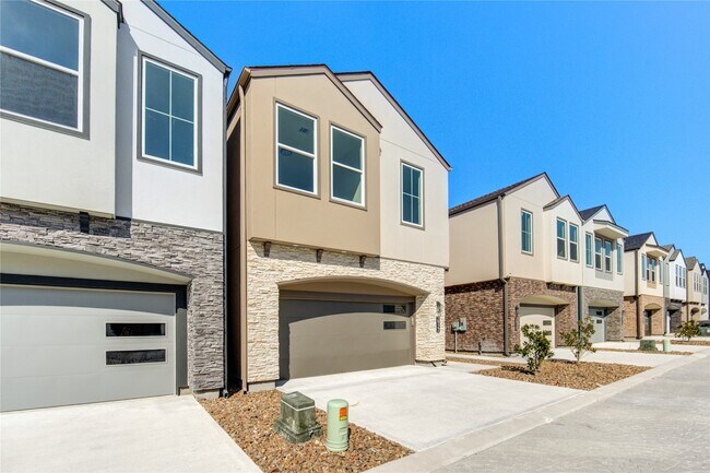 Primary Photo - 2922 El Fenice Ln