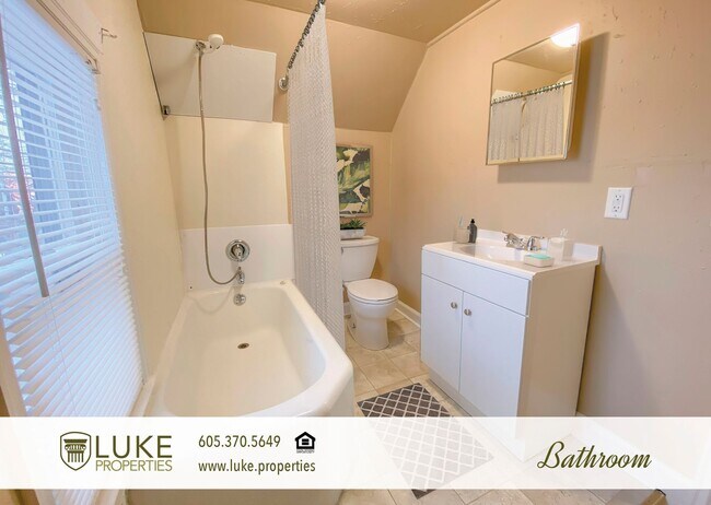 Building Photo - 410 W 12th St