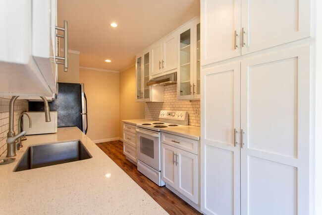 Building Photo - Updated West Hollywood Condo