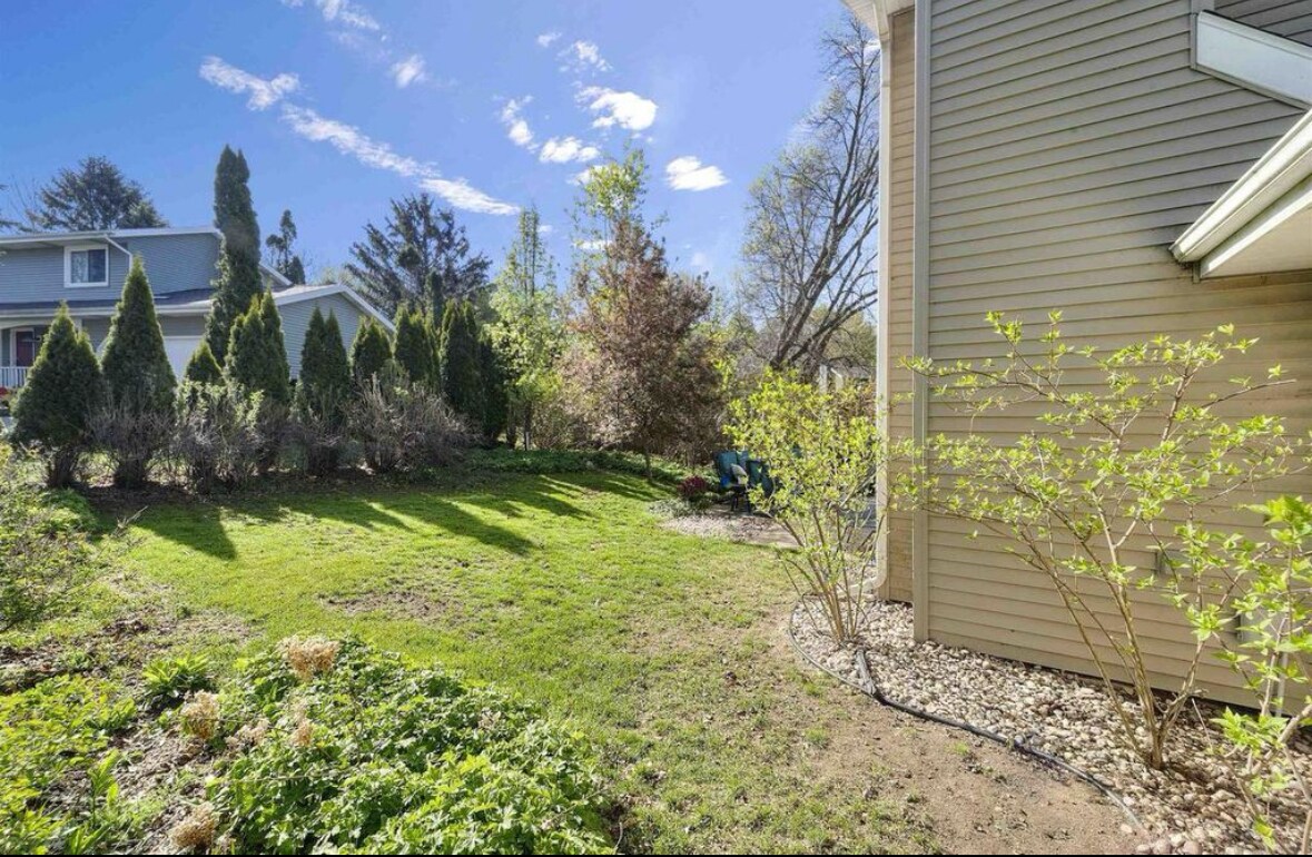 Building Photo - 5719 Highland Way