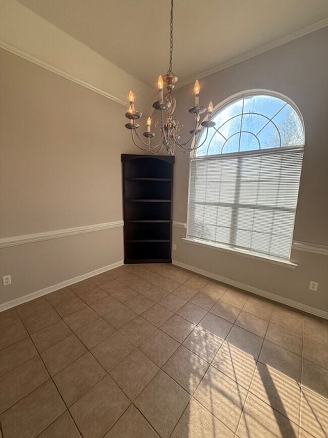 Building Photo - 3 bed 2 bath home with a large bonus room and an additional room that would be perfect for an off...