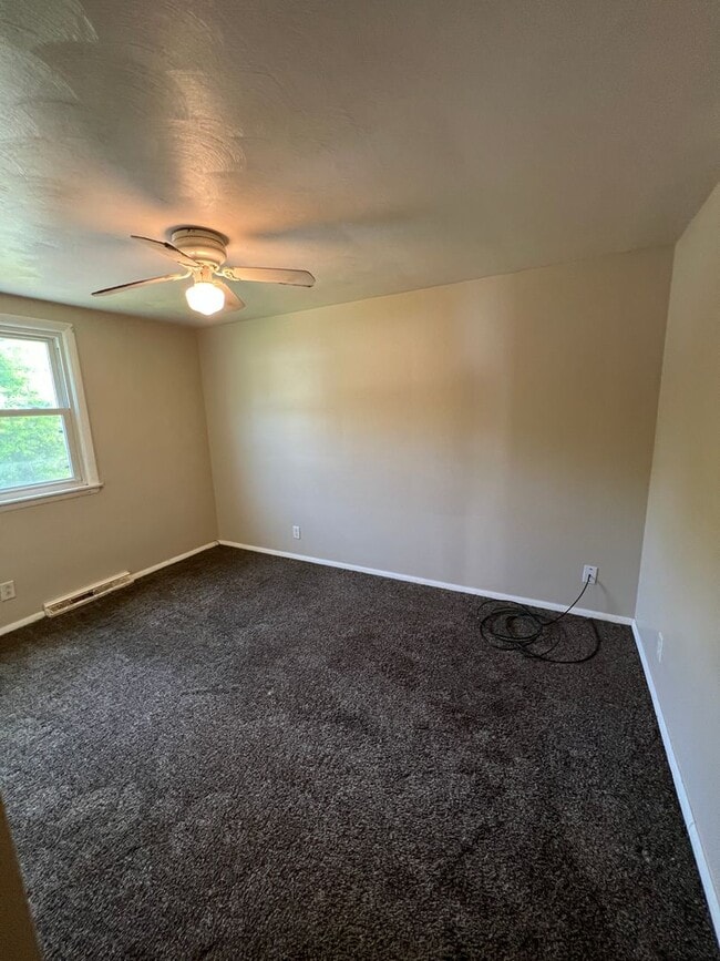 Building Photo - Nice 3 bedroom bi level with garage
