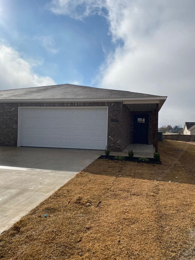 Building Photo - Pre-Leasing Now – Modern 3 Bedroom | 2 Bath Duplex in Lawlis Ranch