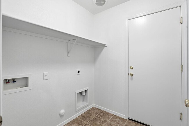 Building Photo - 3 bedroom home in queen creek, ready to go!-1 MONTH FREE WITH A 13 MONTH LEASE!