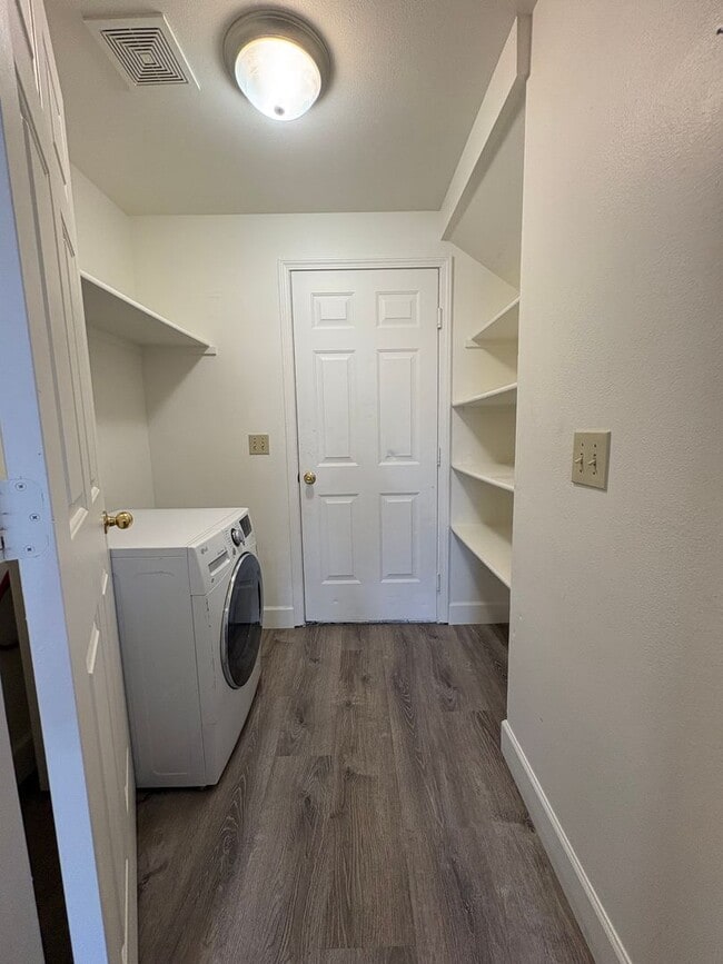 Building Photo - Cute newly remodeled townhouse