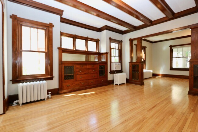 Building Photo - 2223 Harriet Ave