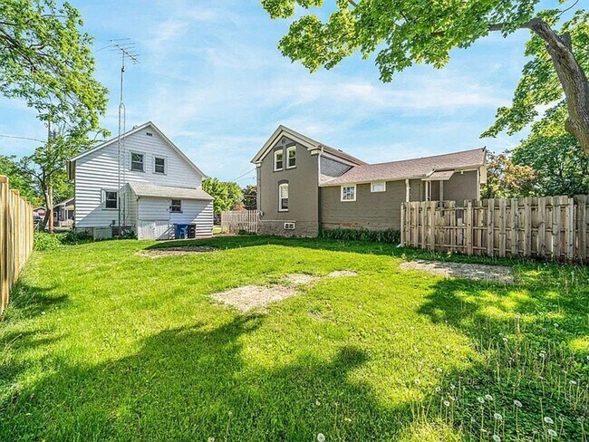 Building Photo - 1319 Winnebago Ave