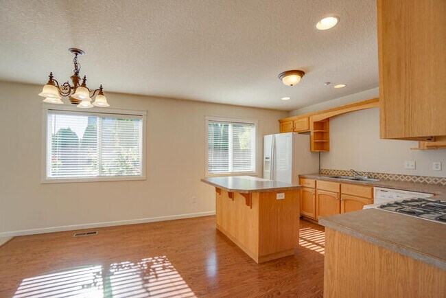 Building Photo - BEAUTIFUL THREE BEDROOM HOME IN VANCOUVER