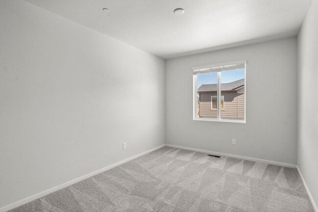 Building Photo - Available Now - Newer end unit townhome: 3...