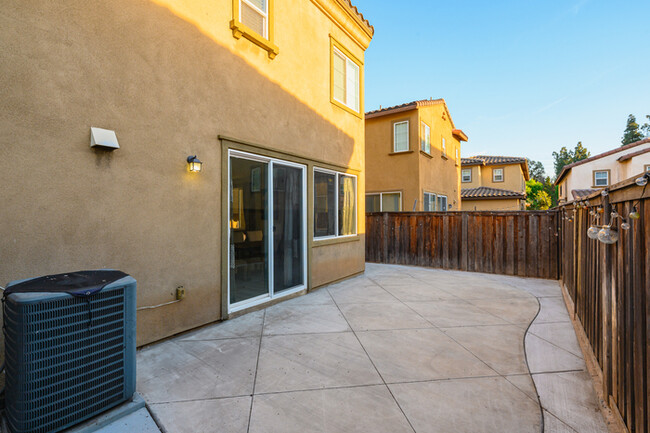 Building Photo - Gated Furnished townhouse in Monterey Park