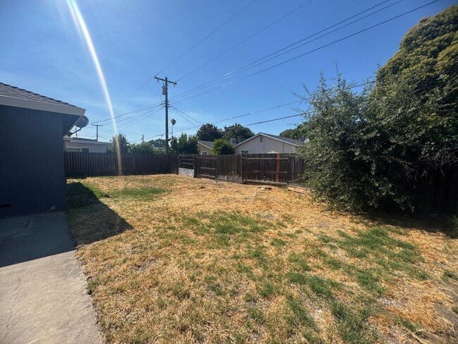 Building Photo - 4 Bedroom Home in Sacramento