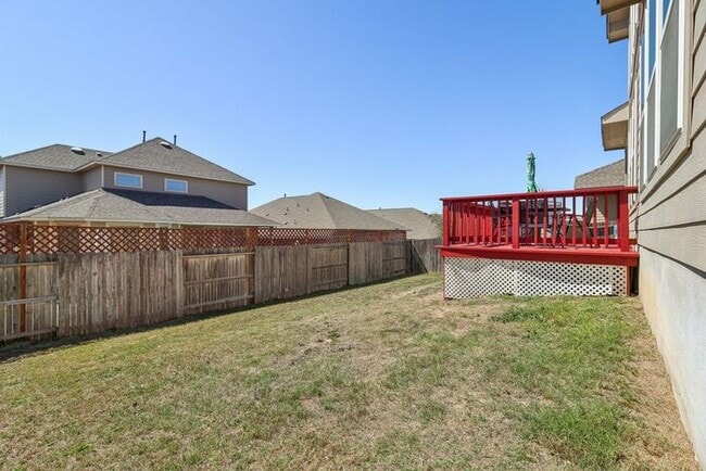 Building Photo - Spacious 1.5 Story Home with a Versatile F...
