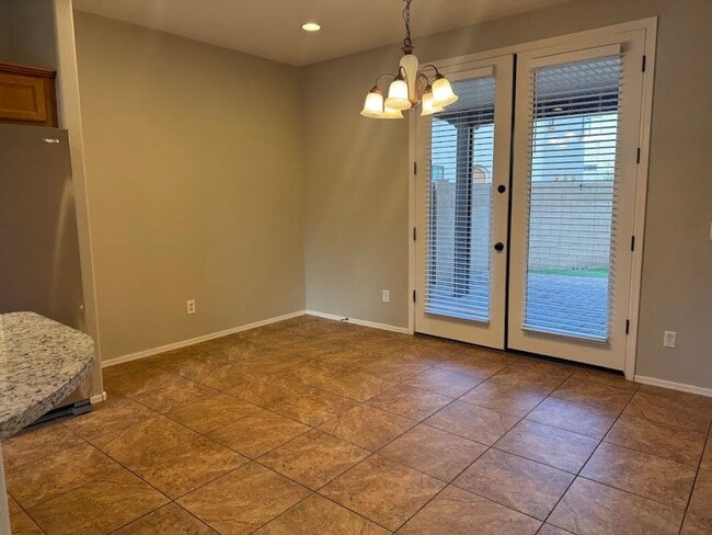 Building Photo - Gated Phoenix Gem with Community Pool and Spacious Kitchen