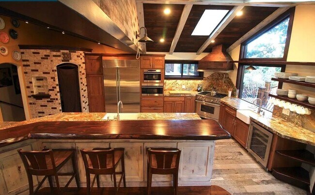 Building Photo - 6 Bed 4 Bath In Alamo