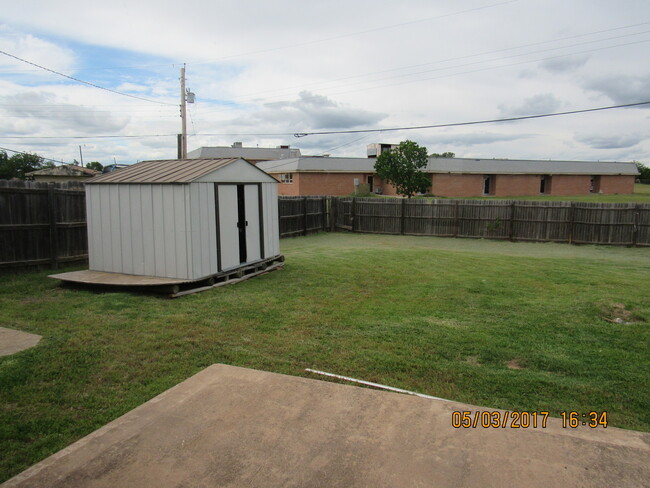 Building Photo - Very nice spacious home! No Carpet! Pet Fr...