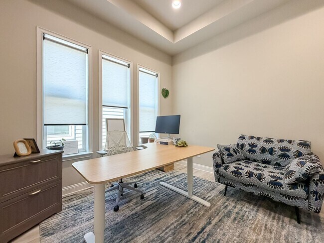 Building Photo - Modern-Luxury 5/3 in Oakmont