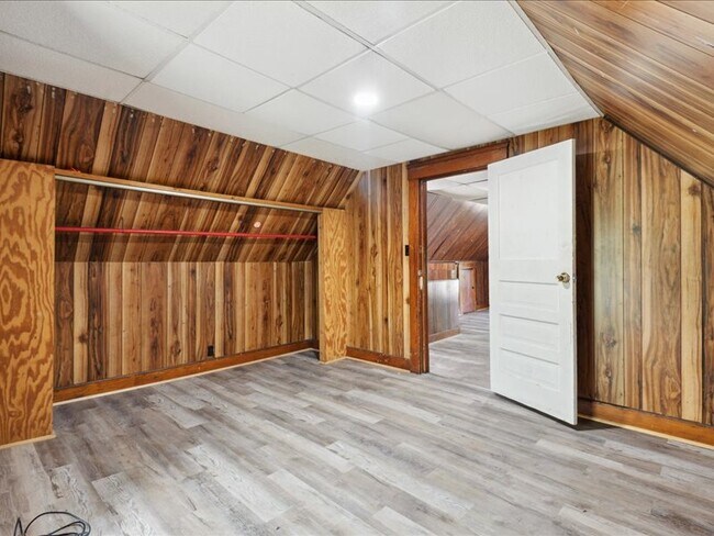 Building Photo - 10622 Hathaway Ave