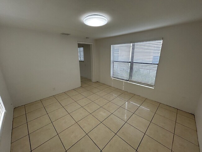 Building Photo - "Charming 3-Bedroom Home in St. Petersburg with Spacious 1,199 Sq Ft Layout!"