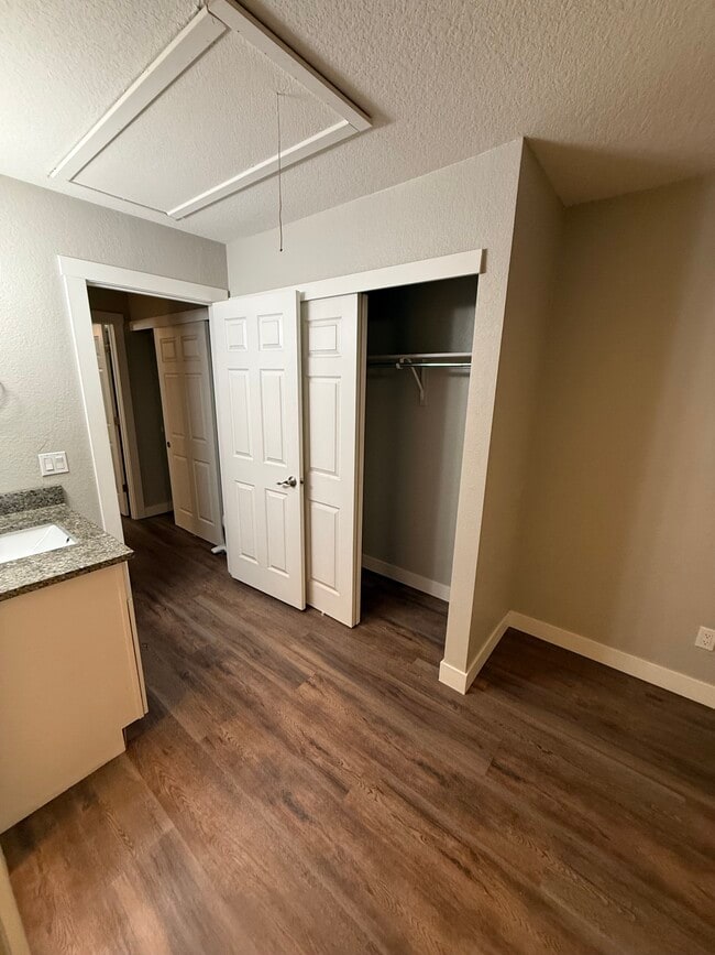 Building Photo - 10770 Foxwood Ct