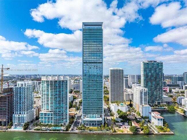 Building Photo - 700 NE 26th Terrace