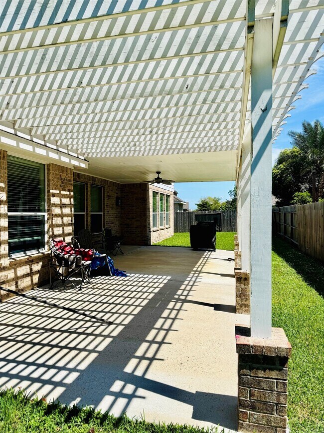 Building Photo - 10002 Nathans Cove