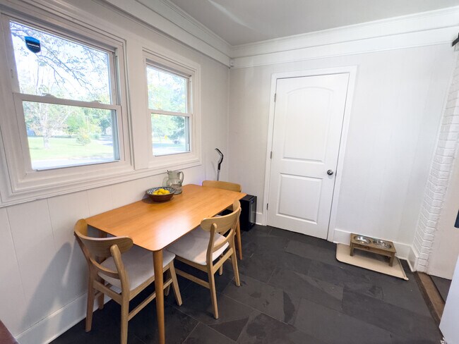 Building Photo - 5415 Larchmont Ave