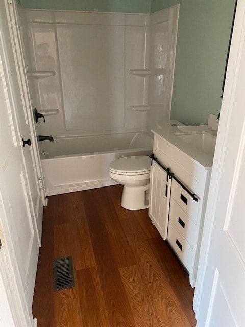 Full bath - 527 Cambridge Ave E